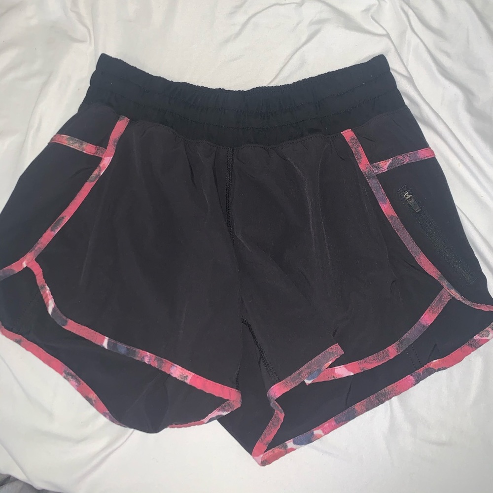 Lululemon Tracker Shorts Size 8 Black with detail